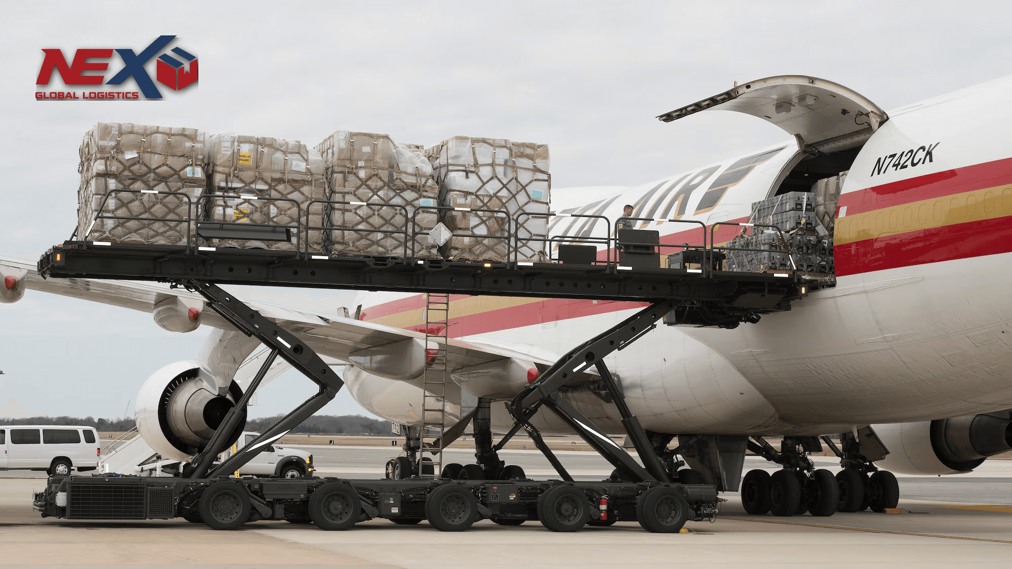 Container hàng hóa được xếp lên máy bay air cargo